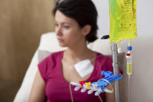 Frau bekommt Chemotherapie im Krankenhaus