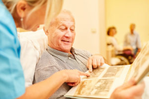 Alzheimer Patient schaut sich Fotos an Alzheimer Patient schaut Fotos an