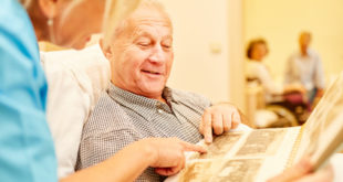 Alzheimer Patient schaut Fotos an